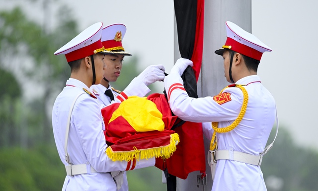 Người dân lặng người tiễn biệt nguyên Chủ tịch nước Trần Đức Lương thời khắc Quốc kỳ rủ kéo lên giữa Quảng trường Ba Đình- Ảnh 9. Người dân lặng người tiễn biệt nguyên Chủ tịch nước Trần Đức Lương thời khắc Quốc kỳ rủ kéo lên giữa Quảng trường Ba Đình- Ảnh 9.