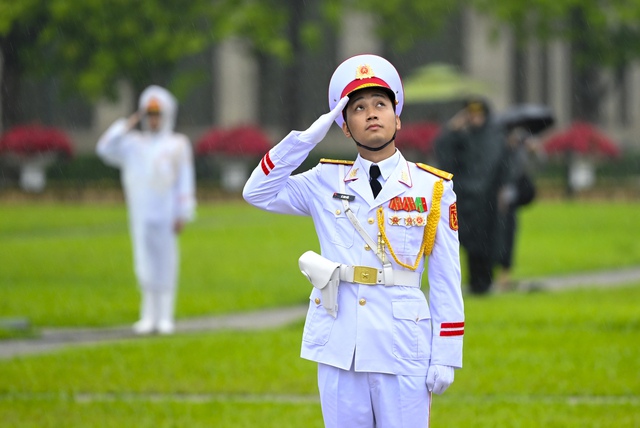 Người dân lặng người tiễn biệt nguyên Chủ tịch nước Trần Đức Lương thời khắc Quốc kỳ rủ kéo lên giữa Quảng trường Ba Đình- Ảnh 10. Người dân lặng người tiễn biệt nguyên Chủ tịch nước Trần Đức Lương thời khắc Quốc kỳ rủ kéo lên giữa Quảng trường Ba Đình- Ảnh 10.