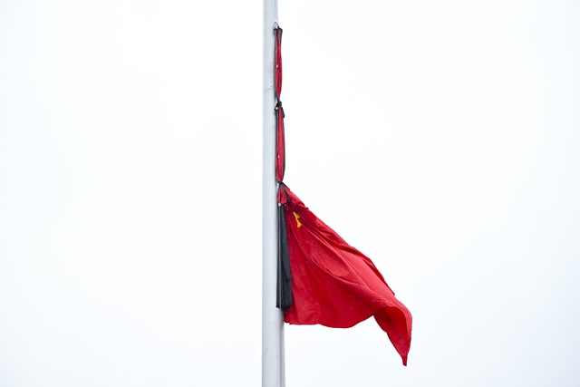 Người dân lặng người tiễn biệt nguyên Chủ tịch nước Trần Đức Lương thời khắc Quốc kỳ rủ kéo lên giữa Quảng trường Ba Đình- Ảnh 11. Người dân lặng người tiễn biệt nguyên Chủ tịch nước Trần Đức Lương thời khắc Quốc kỳ rủ kéo lên giữa Quảng trường Ba Đình- Ảnh 11.