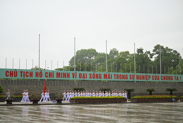 Người dân lặng người tiễn biệt nguyên Chủ tịch nước Trần Đức Lương thời khắc Quốc kỳ rủ kéo lên giữa Quảng trường Ba Đình- Ảnh 2. Người dân lặng người tiễn biệt nguyên Chủ tịch nước Trần Đức Lương thời khắc Quốc kỳ rủ kéo lên giữa Quảng trường Ba Đình- Ảnh 2.