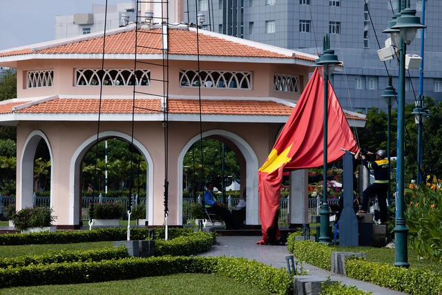 TP.HCM: Nhiều tòa nhà, trung tâm treo cờ rủ tưởng niệm nguyên Chủ tịch nước Trần Đức Lương- Ảnh 3.