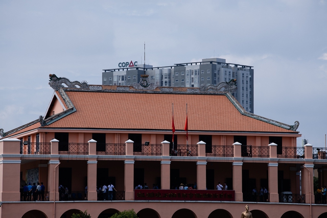 TP.HCM: Nhiều tòa nhà, trung tâm treo cờ rủ tưởng niệm nguyên Chủ tịch nước Trần Đức Lương- Ảnh 12.