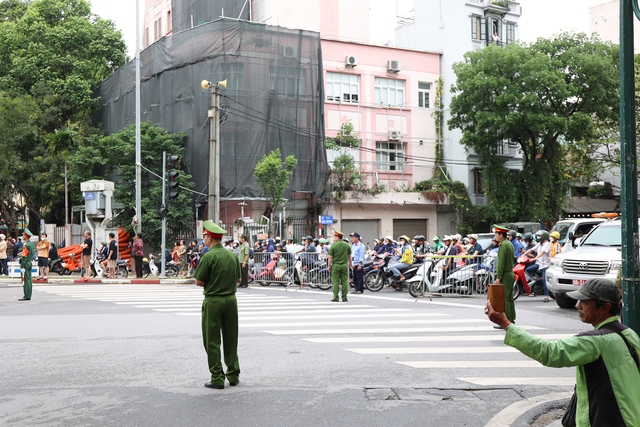 Dòng người lặng lẽ xếp hàng tiễn đưa nguyên Chủ tịch nước Trần Đức Lương- Ảnh 29.