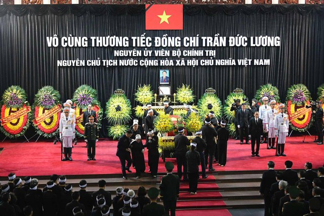 Dòng người lặng lẽ xếp hàng tiễn đưa nguyên Chủ tịch nước Trần Đức Lương- Ảnh 1.