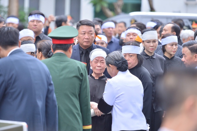 Dòng người lặng lẽ xếp hàng tiễn đưa nguyên Chủ tịch nước Trần Đức Lương- Ảnh 14.