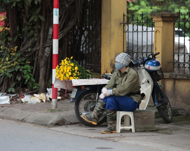 Không khí lạnh bất ngờ "tạt ngang" Hà Nội cuối tháng 5: Dân tình ngơ ngác vì phải mặc áo ấm!- Ảnh 14.