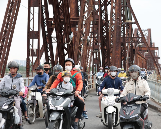 Không khí lạnh bất ngờ "tạt ngang" Hà Nội cuối tháng 5: Dân tình ngơ ngác vì phải mặc áo ấm!- Ảnh 17.