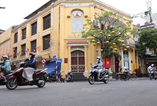 Không khí lạnh bất ngờ "tạt ngang" Hà Nội cuối tháng 5: Dân tình ngơ ngác vì phải mặc áo ấm!- Ảnh 11.