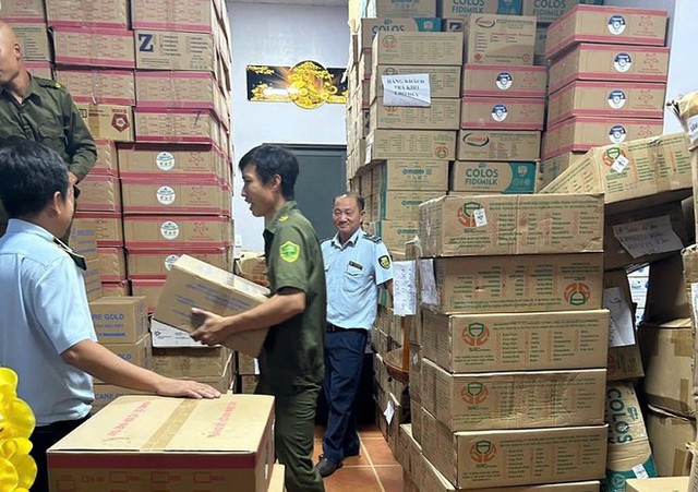 Phát hiện kho chứa gần 12.000 lon sữa bột không rõ nguồn gốc: Hàng loạt nhãn hiệu Z1000 Gold +, Sanaki Grow IQ Plus (Sun), Gold 1+, ...- Ảnh 1.