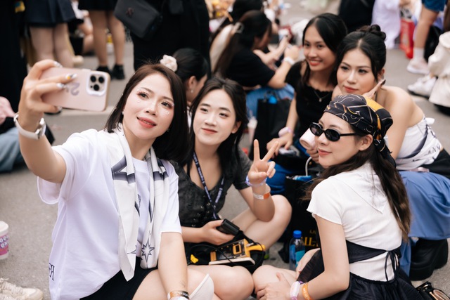 SOOBIN cho biết thế nào là toàn năng: Chơi nhạc cụ, đu dây, nhảy vinahouse đều "bung xoã" trong concert đầu tiên của sự nghiệp!- Ảnh 4.