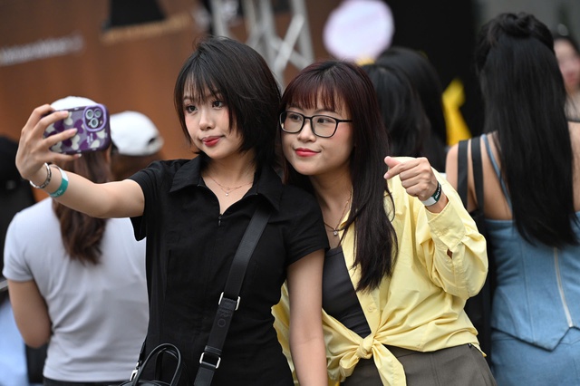SOOBIN cho biết thế nào là toàn năng: Chơi nhạc cụ, đu dây, nhảy vinahouse đều "bung xoã" trong concert đầu tiên của sự nghiệp!- Ảnh 7.