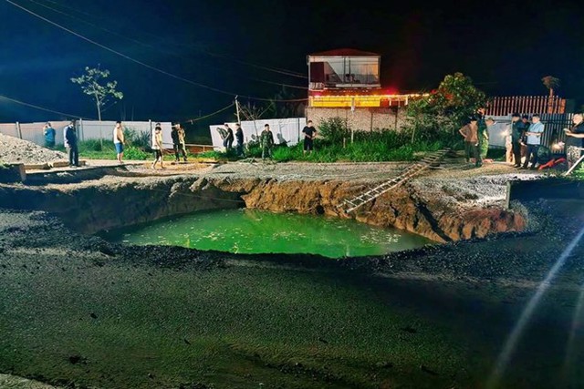 Cận cảnh "hố tử thần" sâu không đáy "nuốt chửng" người và xe tại Bắc Kạn: Chưa thể xác định danh tính cùng số lượng nạn nhân- Ảnh 3.