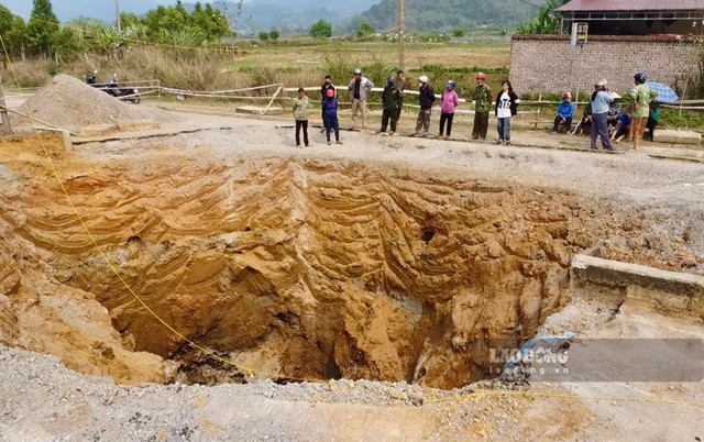 Cận cảnh "hố tử thần" sâu không đáy "nuốt chửng" người và xe tại Bắc Kạn: Chưa thể xác định danh tính cùng số lượng nạn nhân- Ảnh 6.