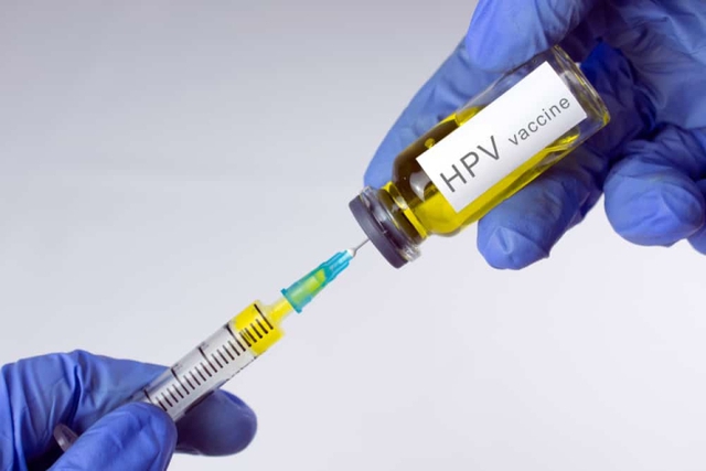Có phải cứ tiêm vắc xin HPV là sẽ không mắc ung thư cổ tử cung nữa?- Ảnh 1.