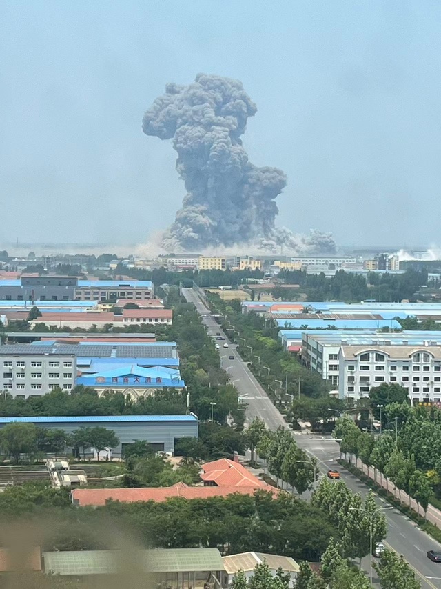 Cảnh hoang tàn còn lại sau vụ nhà máy hóa chất nổ như Cảnh hoang tàn còn lại sau vụ nhà máy hóa chất nổ như