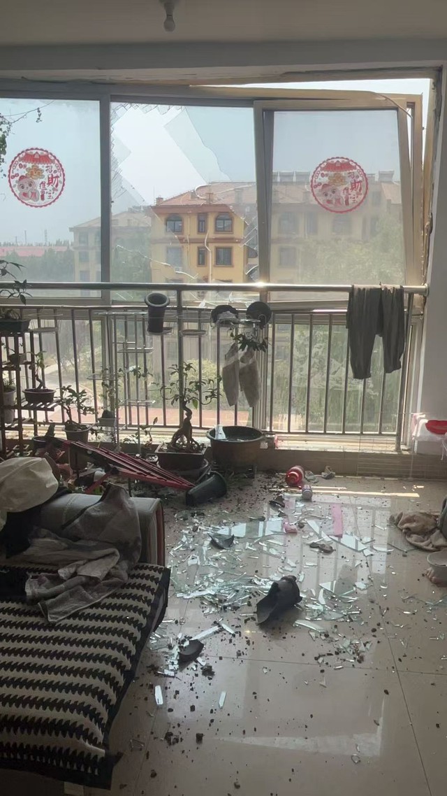 Cảnh hoang tàn còn lại sau vụ nhà máy hóa chất nổ như Cảnh hoang tàn còn lại sau vụ nhà máy hóa chất nổ như