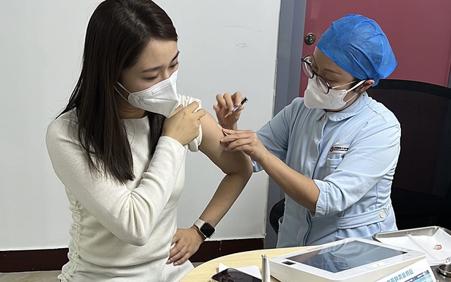 Tại sao nữ giới 9 - 14 tuổi chỉ tiêm 2 mũi vắc xin HPV nhưng 15 - 45 tuổi cần tiêm 3 mũi?- Ảnh 2.