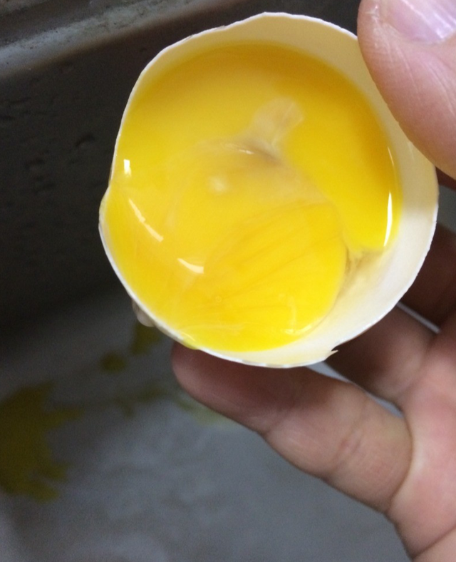 Phát hiện trứng trong tủ lạnh bị mốc, người phụ nữ nghi ngờ tủ lạnh có vấn đề- Ảnh 3.