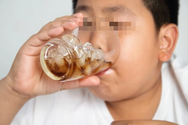 Cậu bé 4 tuổi đã khổ sở vì tiểu đường, người mẹ òa khóc nức nở sau khi bác sĩ nói 1 câu: “Tất cả tại gia đình”- Ảnh 2.