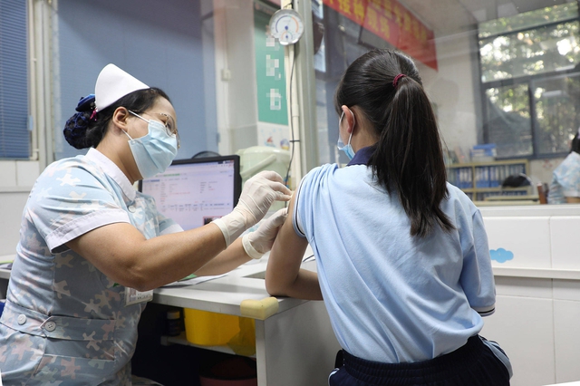 Tại sao nữ giới 9 - 14 tuổi chỉ tiêm 2 mũi vắc xin HPV nhưng 15 - 45 tuổi cần tiêm 3 mũi?- Ảnh 1.