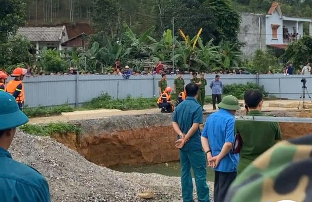 Cận cảnh "hố tử thần" sâu không đáy "nuốt chửng" người và xe tại Bắc Kạn: Chưa thể xác định danh tính cùng số lượng nạn nhân- Ảnh 4.