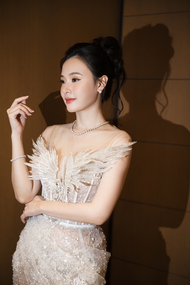 Màn đổ bộ bùng nổ visual: Hoa hậu Tiểu Vy hóa nữ thần, Midu lên hương nhan sắc hậu làm dâu hào môn!- Ảnh 6. Màn đổ bộ bùng nổ visual: Hoa hậu Tiểu Vy hóa nữ thần, Midu lên hương nhan sắc hậu làm dâu hào môn!- Ảnh 6.