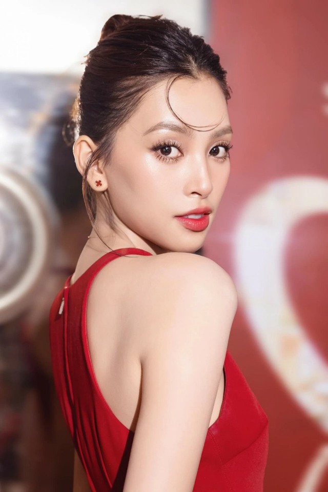Màn đổ bộ bùng nổ visual: Hoa hậu Tiểu Vy hóa nữ thần, Midu lên hương nhan sắc hậu làm dâu hào môn!- Ảnh 8. Màn đổ bộ bùng nổ visual: Hoa hậu Tiểu Vy hóa nữ thần, Midu lên hương nhan sắc hậu làm dâu hào môn!- Ảnh 8.