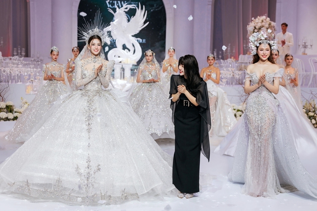Màn đổ bộ bùng nổ visual: Hoa hậu Tiểu Vy hóa nữ thần, Midu lên hương nhan sắc hậu làm dâu hào môn!- Ảnh 2. Màn đổ bộ bùng nổ visual: Hoa hậu Tiểu Vy hóa nữ thần, Midu lên hương nhan sắc hậu làm dâu hào môn!- Ảnh 2.