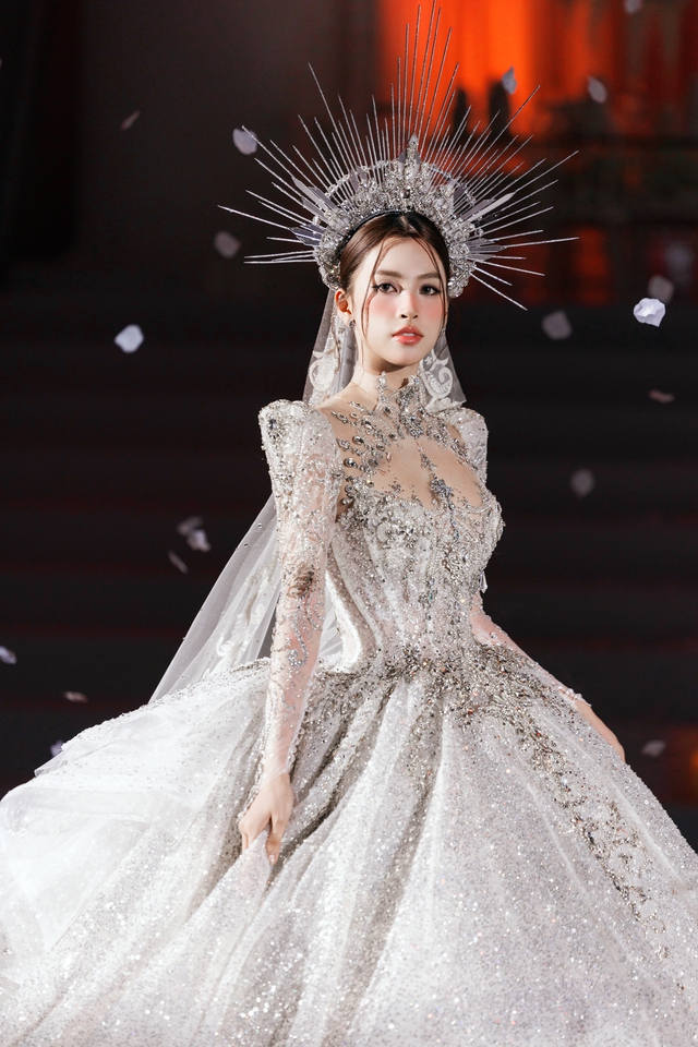 Màn đổ bộ bùng nổ visual: Hoa hậu Tiểu Vy hóa nữ thần, Midu lên hương nhan sắc hậu làm dâu hào môn!- Ảnh 3. Màn đổ bộ bùng nổ visual: Hoa hậu Tiểu Vy hóa nữ thần, Midu lên hương nhan sắc hậu làm dâu hào môn!- Ảnh 3.