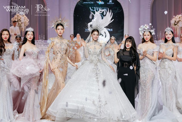 Màn đổ bộ bùng nổ visual: Hoa hậu Tiểu Vy hóa nữ thần, Midu lên hương nhan sắc hậu làm dâu hào môn!- Ảnh 1. Màn đổ bộ bùng nổ visual: Hoa hậu Tiểu Vy hóa nữ thần, Midu lên hương nhan sắc hậu làm dâu hào môn!- Ảnh 1.