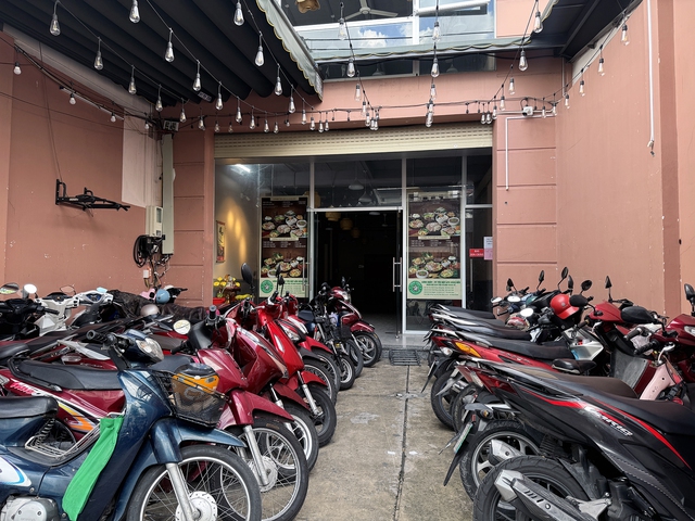Lòng Chát tại TP.HCM đóng cửa: "Vườn không nhà trống", sân trước đã thành bãi gửi xe- Ảnh 3.