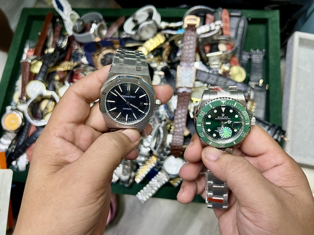 Đột kích Saigon Square: Phát hiện hàng nghìn sản phẩm “nhái” Rolex, Gucci, Hermès…, cả loạt gian hàng đóng sập cửa tránh kiểm tra- Ảnh 7.