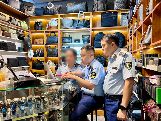 Đột kích Saigon Square: Phát hiện hàng nghìn sản phẩm “nhái” Rolex, Gucci, Hermès…, cả loạt gian hàng đóng sập cửa tránh kiểm tra- Ảnh 1.