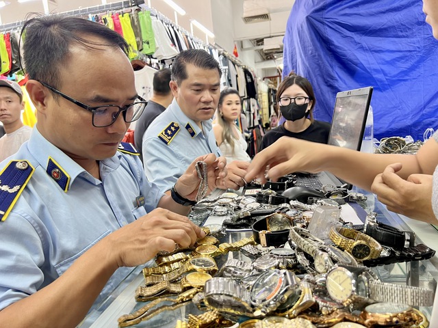 Đột kích Saigon Square: Phát hiện hàng nghìn sản phẩm “nhái” Rolex, Gucci, Hermès…, cả loạt gian hàng đóng sập cửa tránh kiểm tra- Ảnh 9.