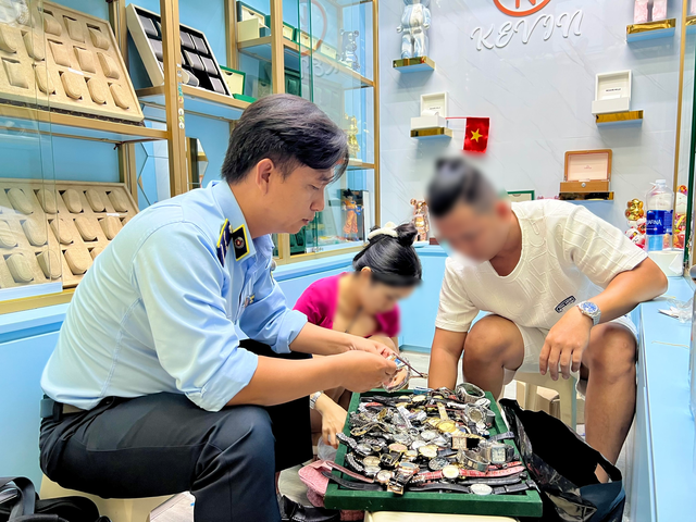 Đột kích Saigon Square: Phát hiện hàng nghìn sản phẩm “nhái” Rolex, Gucci, Hermès…, cả loạt gian hàng đóng sập cửa tránh kiểm tra- Ảnh 5.