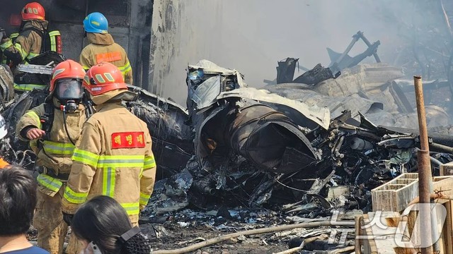 Hiện trường vụ rơi máy bay tại Hàn Quốc: Nhiều thi thể được tìm thấy giữa đống đổ nát nhưng không thể xác nhận danh tính- Ảnh 6. Hiện trường vụ rơi máy bay tại Hàn Quốc: Nhiều thi thể được tìm thấy giữa đống đổ nát nhưng không thể xác nhận danh tính- Ảnh 6.