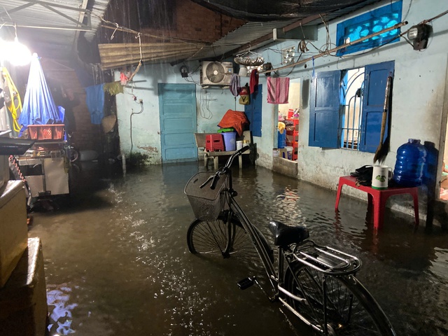 Mưa lớn "đánh úp" Sài Gòn: Người dân bì bõm lội trên đường, quán xá ngập trong nước- Ảnh 1.