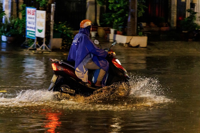 "Mưa xuống là không dám ngủ": Dân lao động TP.HCM vật lộn trắng đêm vì ngập, ngao ngán "chạy" đồ, tát nước- Ảnh 10.