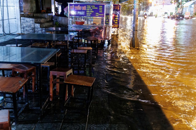 "Mưa xuống là không dám ngủ": Dân lao động TP.HCM vật lộn trắng đêm vì ngập, ngao ngán "chạy" đồ, tát nước- Ảnh 15.