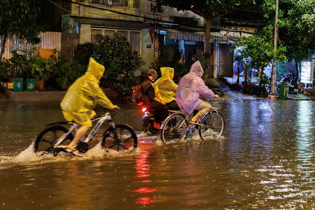 "Mưa xuống là không dám ngủ": Dân lao động TP.HCM vật lộn trắng đêm vì ngập, ngao ngán "chạy" đồ, tát nước- Ảnh 11.