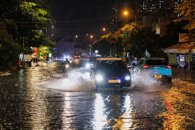 "Mưa xuống là không dám ngủ": Dân lao động TP.HCM vật lộn trắng đêm vì ngập, ngao ngán "chạy" đồ, tát nước- Ảnh 12.