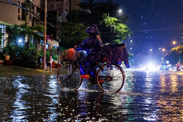 "Mưa xuống là không dám ngủ": Dân lao động TP.HCM vật lộn trắng đêm vì ngập, ngao ngán "chạy" đồ, tát nước- Ảnh 13.