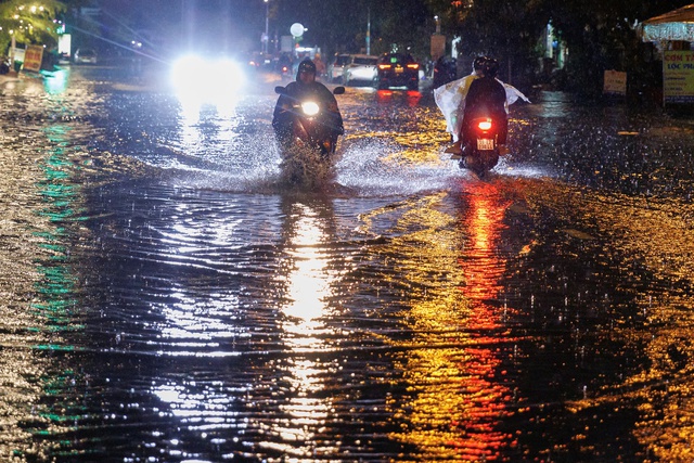 "Mưa xuống là không dám ngủ": Dân lao động TP.HCM vật lộn trắng đêm vì ngập, ngao ngán "chạy" đồ, tát nước- Ảnh 14.