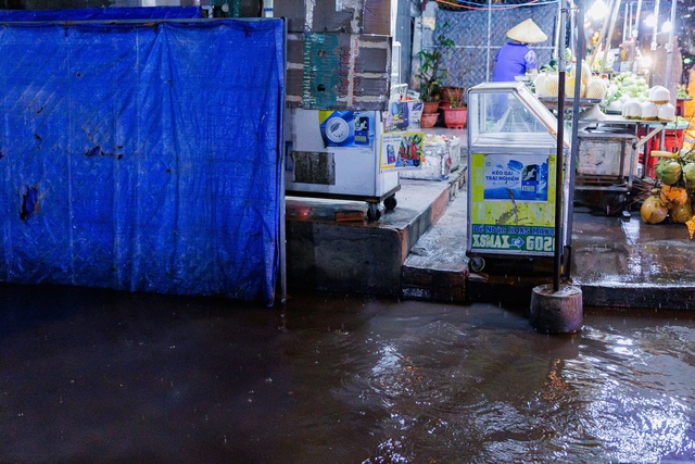 "Mưa xuống là không dám ngủ": Dân lao động TP.HCM vật lộn trắng đêm vì ngập, ngao ngán "chạy" đồ, tát nước- Ảnh 16.