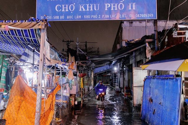 "Mưa xuống là không dám ngủ": Dân lao động TP.HCM vật lộn trắng đêm vì ngập, ngao ngán "chạy" đồ, tát nước- Ảnh 17.