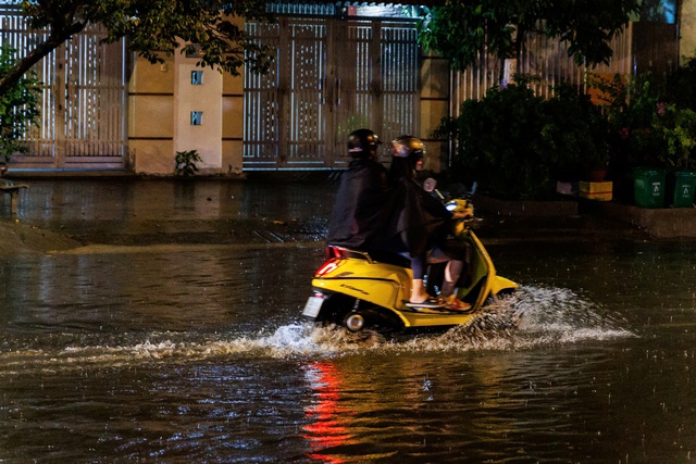 "Mưa xuống là không dám ngủ": Dân lao động TP.HCM vật lộn trắng đêm vì ngập, ngao ngán "chạy" đồ, tát nước- Ảnh 18.