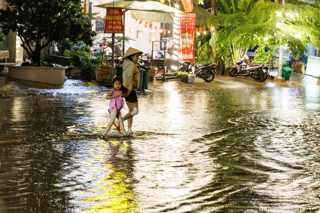 "Mưa xuống là không dám ngủ": Dân lao động TP.HCM vật lộn trắng đêm vì ngập, ngao ngán "chạy" đồ, tát nước- Ảnh 19.