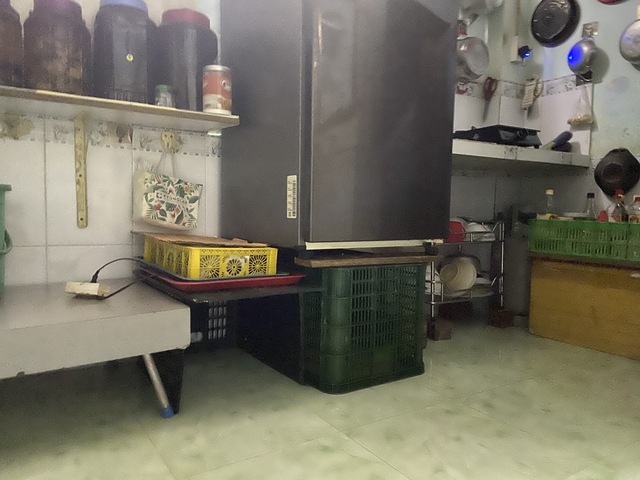 "Mưa xuống là không dám ngủ": Dân lao động TP.HCM vật lộn trắng đêm vì ngập, ngao ngán "chạy" đồ, tát nước- Ảnh 9.