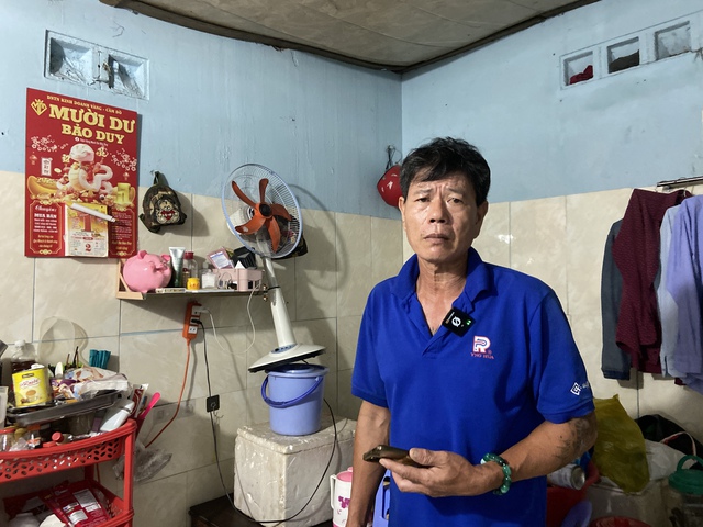 "Mưa xuống là không dám ngủ": Dân lao động TP.HCM vật lộn trắng đêm vì ngập, ngao ngán "chạy" đồ, tát nước- Ảnh 8.