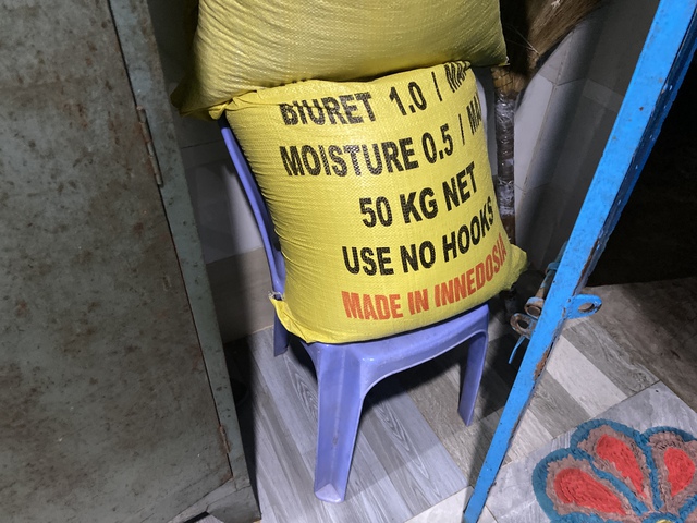 "Mưa xuống là không dám ngủ": Dân lao động TP.HCM vật lộn trắng đêm vì ngập, ngao ngán "chạy" đồ, tát nước- Ảnh 7.